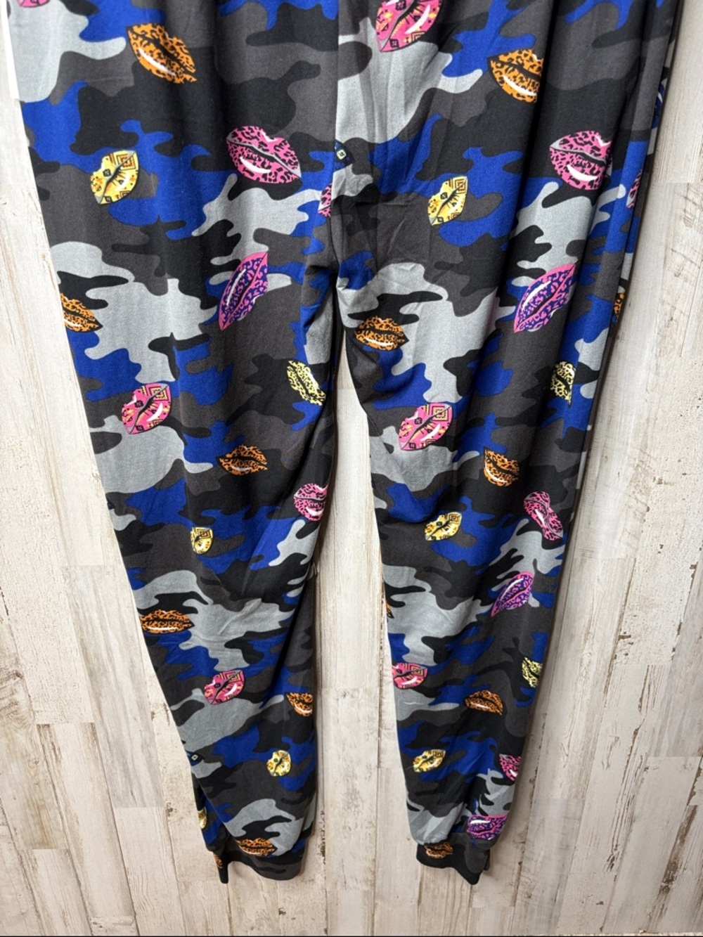 Eye Candy Leggings with Colorful Lip with camo print Size 1X NWT! - Picture 7 of 12